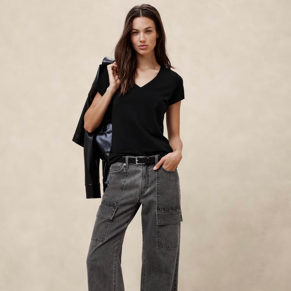 Banana Republic Women’s XS V-neck Tee in Black